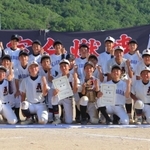 初優勝を果たした青垣・柏原合同チームの選手ら＝今田グラウンド