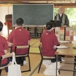 河合宗徹住職の話を聞く看護学生たち＝成徳寺