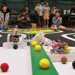 ２０機による熱戦が繰り広げられた小中学生のロボットコンテスト＝丹波市柏原町柏原