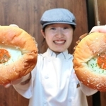 激辛唐辛子を使った「鬼辛カレーパン」＝西紀サービスエリア下り線