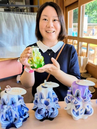 ナイフで切ったり、刻んだカラフルなカービングキャンドルを手にする岩永愛子さん＝丹波篠山市小田中
