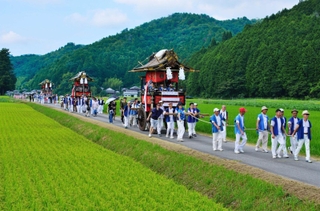猛暑の中、田園風景を進む山車＝４日、丹波篠山市井ノ上・宮ノ前