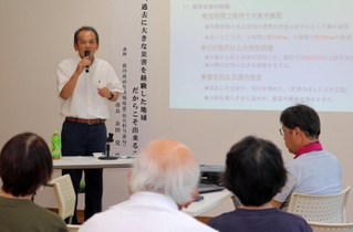 丹波豪雨を振り返る防災講演会。余田覚さんが登壇した＝丹波市市島町徳尾、谷上自治会公民館