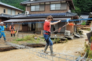 孤立した家から救出される女性＝２０１４年８月１７日、丹波市市島町下鴨阪