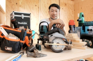 「吉田塾」を開いた吉田健さん。無数にある工具の使い方を伝授する＝丹波市氷上町北油良