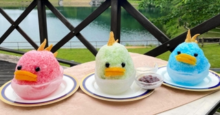 赤、緑、青の３色の「丹波竜かき氷」。ＳＮＳ映えしそうなかわいさだが、恐竜というよりも…＝丹波篠山市矢代（ユニトピアささやま提供）