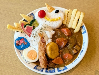 恐竜イベントに合わせ、メニューに加わった「ダイナソーカレー」＝ユニトピアささやま