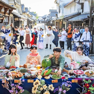 写真家の浅田政志さんがデカンショ節の新しい歌詞を基に撮影した丹波篠山のＰＲポスター用の写真＝丹波篠山市河原町
