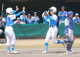 笑顔で生還し仲間に迎えられる但馬ユナイトガールズの選手＝丹波市市島町中竹田