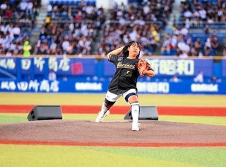 「丹波篠山黒豆ナイター」のファーストピッチセレモニーで投球する園田美羽さん＝ＺＯＺＯマリンスタジアム（千葉ロッテマリーンズ提供）