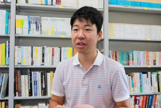 地域防災などを研究し、災害ボランティアとしても活動する大門大朗准教授＝福知山公立大学