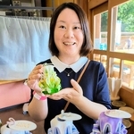 ナイフで切ったり、刻んだカラフルなカービングキャンドルを手にする岩永愛子さん＝丹波篠山市小田中