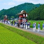 猛暑の中、田園風景を進む山車＝４日、丹波篠山市井ノ上・宮ノ前