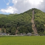 丹波豪雨で崩れ、現在はコンクリートで補強されている山の斜面。自然の猛威の記憶を今に伝える＝丹波市市島町徳尾