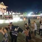 踊り手や飛び入りの参加者らが大きな円を成してデカンショ踊りを楽しんだ＝１５日、丹波篠山市北新町（撮影・秋山亮太）