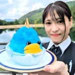 ブルーハワイのシロップをかけた青い「丹波竜かき氷」。カラフルでちょっとブサかわいい？＝丹波篠山市矢代