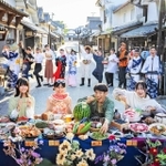 写真家の浅田政志さんがデカンショ節の新しい歌詞を基に撮影した丹波篠山のＰＲポスター用の写真＝丹波篠山市河原町