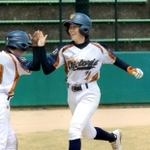 生還し笑顔でハイタッチする兵庫ヴィクトリアの選手＝丹波市市島町中竹田