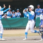 笑顔で生還し仲間に迎えられる但馬ユナイトガールズの選手＝丹波市市島町中竹田
