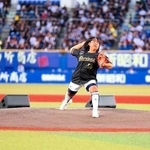 「丹波篠山黒豆ナイター」のファーストピッチセレモニーで投球する園田美羽さん＝ＺＯＺＯマリンスタジアム（千葉ロッテマリーンズ提供）