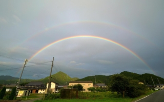霧雨が降る中、空に架かった二重の虹＝１日午後５時４９分、丹波市氷上町西中
