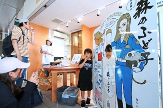 試飲販売で設置した「森のふど子」の顔出しパネル。子どもらに人気という＝丹波篠山市大沢