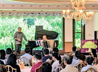 オープニングコンサートで歌う畑儀文さん（後方左）とアレキサンダー・シェブチェンコさん＝丹波篠山市東吹