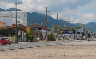 幹線道路沿いに位置し、高速道路の出入り口やショッピングセンターがある立地から２年連続で地価が上昇した＝丹波篠山市吹新