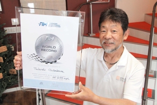 ５０ｃｃのバイクの速度で世界記録を更新した近兼拓史さん＝丹波市氷上町成松