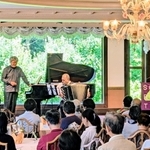 オープニングコンサートで歌う畑儀文さん（後方左）とアレキサンダー・シェブチェンコさん＝丹波篠山市東吹