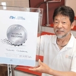 ５０ｃｃのバイクの速度で世界記録を更新した近兼拓史さん＝丹波市氷上町成松
