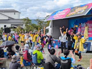 ファンらの交流イベント「水曜どうでしょうキャラバン」のフィナーレで踊る参加者ら＝篠山城跡三の丸広場