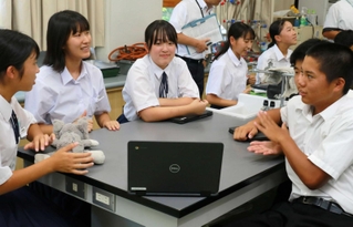 ツバメと人間の関係性などを考え、意見を交わす生徒たち＝篠山東中学校