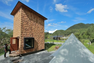 アウトドアを気軽に楽しめる「こもりのもり」。背の高い「ミノムシの塔」は外観もユニーク＝丹波篠山市遠方