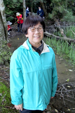 仲間たちとホトケドジョウの生息環境を守る活動を続ける山科ゆみ子さん＝丹波市内