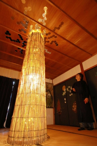 温かな光を放つ作品。日本画のふすま絵も照らし出される＝丹波篠山市今田町木津