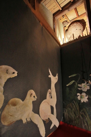 日本画とハチの巣を「コラボ」させたアートもある