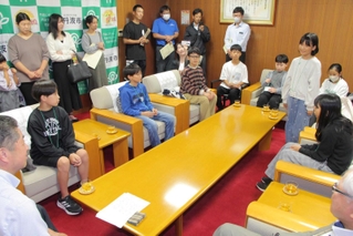 表敬訪問で意気込みを語る「こども恐竜大使」の８人＝丹波市役所
