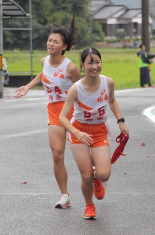 ４区大地愛美選手からたすきを受け取った女子・柏原のアンカー長谷川未優選手。ここから区間賞の走りを見せる＝丹波篠山市寺内