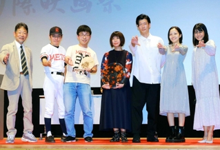 授賞式で記念写真に納まる加藤綾佳監督（左から４人目）ら＝丹波市春日町黒井