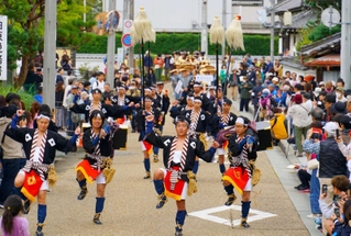 勇壮にまちを練り歩く武者行列＝丹波市柏原町柏原