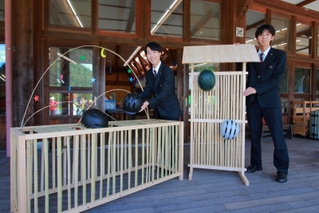 竹垣をモチーフに篠山産業高校の生徒が作ったヘルメットラック＝丹波篠山市小田中