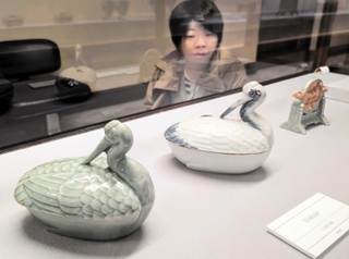 鶴をかたどった青磁（手前）と染付の蓋物（ふたもの）＝丹波篠山市立歴史美術館