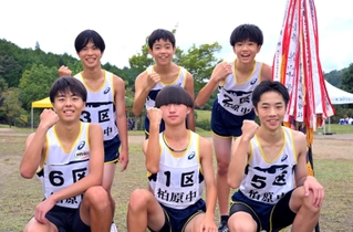 ７年ぶりの優勝を果たした男子・柏原の選手たち＝丹波並木道中央公園