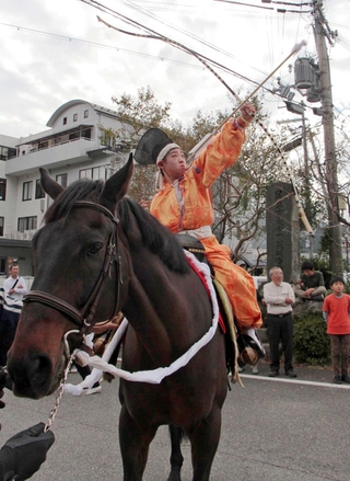 馬上から矢を放つ崇広小学校５年の田口結翔さん＝丹波市柏原町柏原