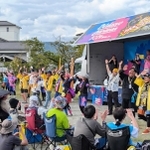 ファンらの交流イベント「水曜どうでしょうキャラバン」のフィナーレで踊る参加者ら＝篠山城跡三の丸広場