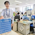 新設された「外国人市民相談窓口」と相談員の崎田薫さん。ボードはベトナム語、ミャンマー語など６言語で表記されている＝丹波篠山市役所