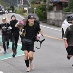 約１５キロの丸太を担ぎ懸命に走る参加者＝丹波篠山市垣屋