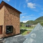 アウトドアを気軽に楽しめる「こもりのもり」。背の高い「ミノムシの塔」は外観もユニーク＝丹波篠山市遠方