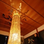 温かな光を放つ作品。日本画のふすま絵も照らし出される＝丹波篠山市今田町木津